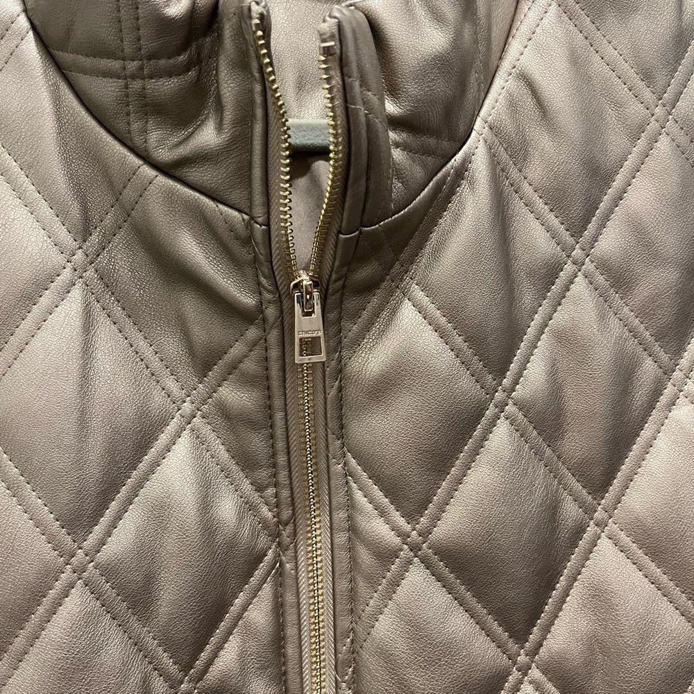 🤩😎Chico's GOLD Metallic Quilted Vest😎🤩 - Picture 2 of 5